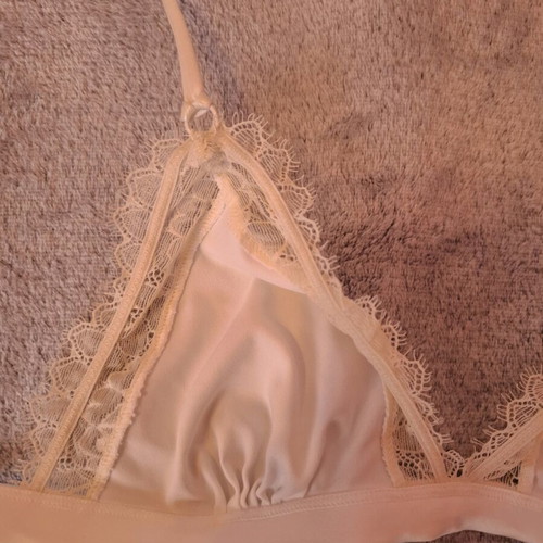 Penti bra milk color new with satin fabric and lace