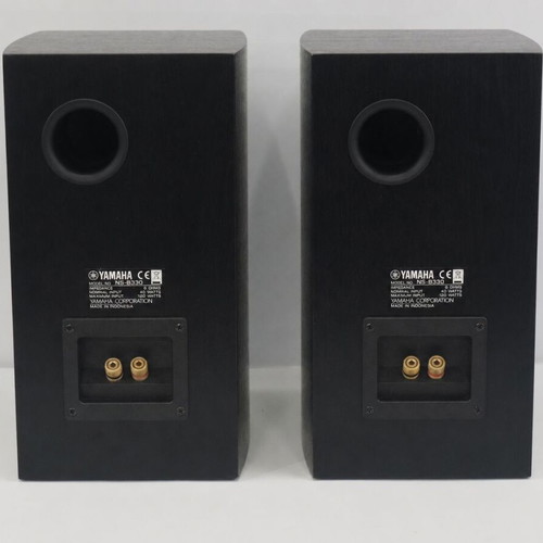 Yamaha NS-B330 bookshelf speakers like new, black finish