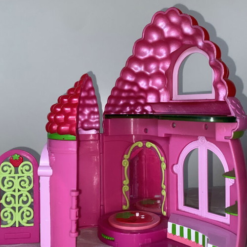 Strawberry Shortcake Fresh Fashion Boutique dollhouse used