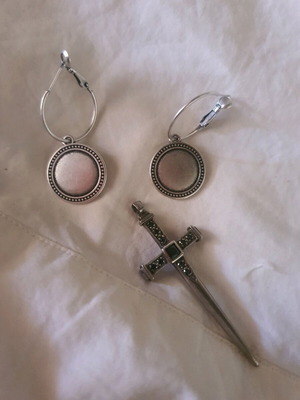 Fo Bijou like new with earrings and gift cross