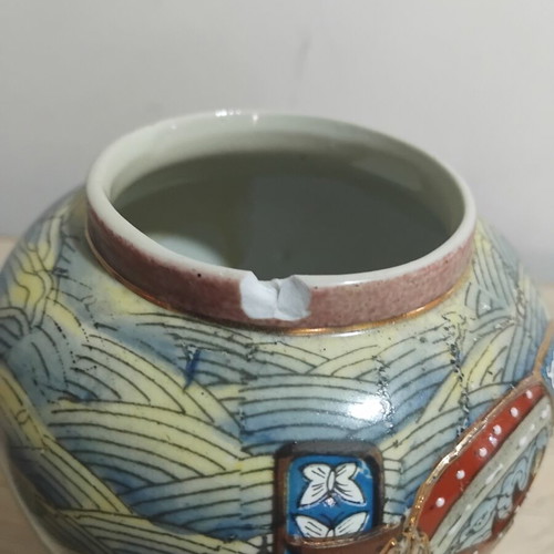 Porcelain decorative jar type Satsuma used with small chip