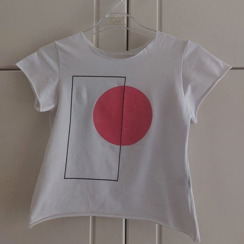 Two In A Castle White T-shirt Size 8 Like New