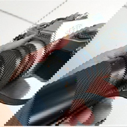 Αναλογική φωτογραφική μηχανή Canon AV-1 μεταχειρισμένη με φακό