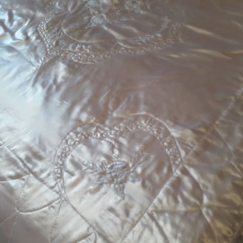 White satin figure quilt like new with matching pillowcases