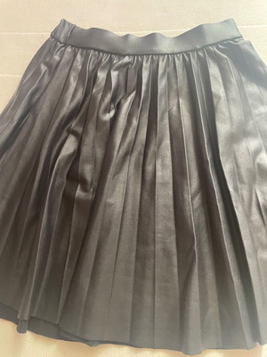Zara black pleated skirt like new for 10-year-old girl