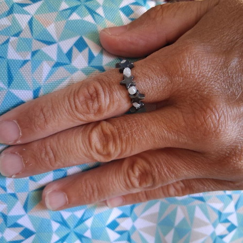 Elastic ring with white beads and hematite stars