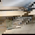  Ένα γραφειο με συρταριερα