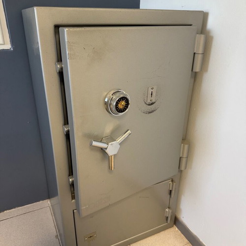 Armored safe like new, 59x50x110 cm, combination lock with key