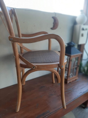 Ξύλινη καρέκλα καφενείου με μπράτσα και πλεκτό bamboo, σαν καινούργιο