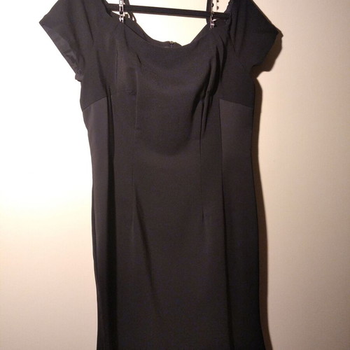 Raxevsky classic line dress size M new, black