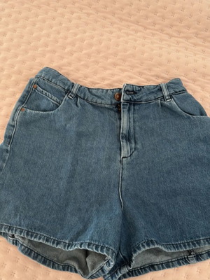 Toi&Moi high-waisted slim denim shorts like new, size S