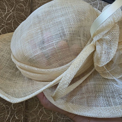 Gallery Lafayette hat 100% Sinamay new, beige, size 57