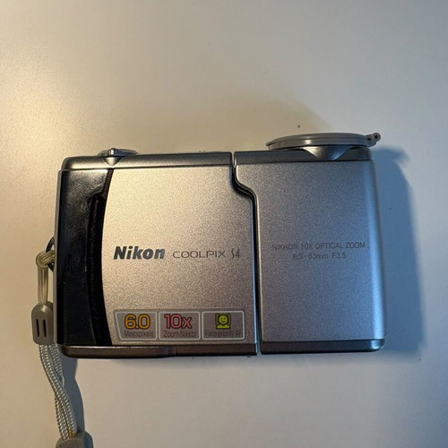 Nikon Coolpix S4 camera like new, for parts or repair