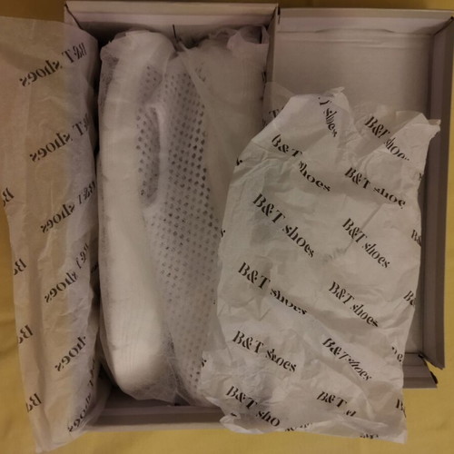Athletic mesh shoes new, size 40, white