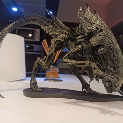 Alien Queen with cocooned terraformer base McFarlane Toys 2003 like new