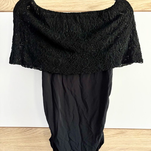 Bodycon top black like new with lace and short sleeves