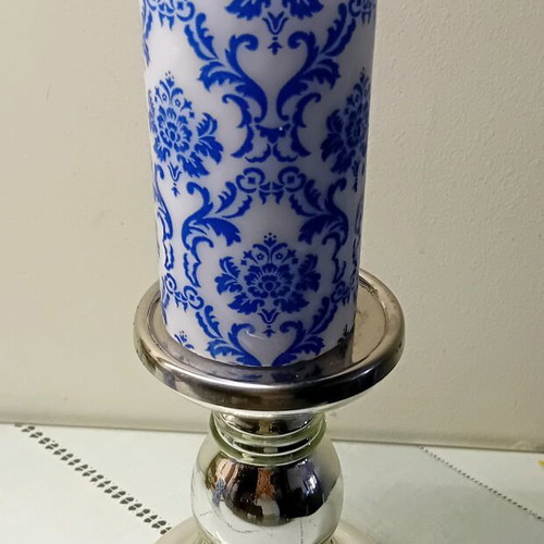 Set of 2 porcelain style pillar candles white and blue