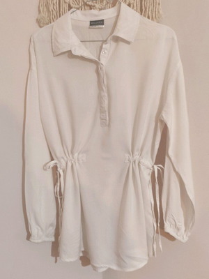 White blouse with waist ties like new, size M