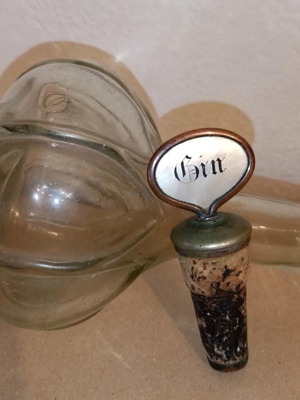 Gin decorative cork stopper used with mother of pearl and metal