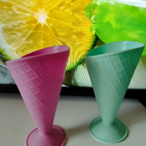 Amita collectible plastic ice cream cone cups like new