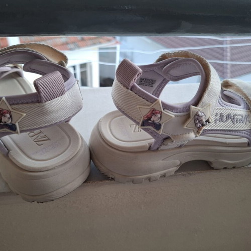 Zara K Pop Demon Hunters girls sandals like new, size 33, white and grey