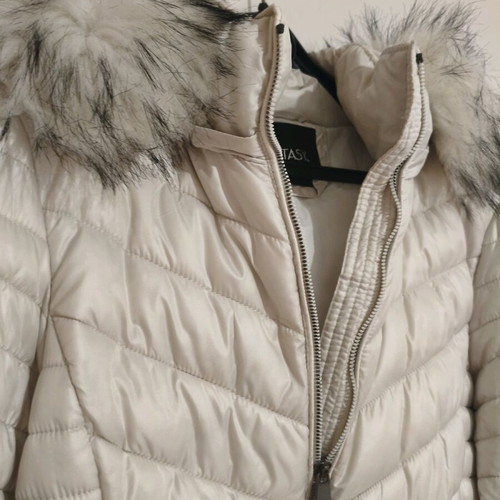 White women's jacket with hood and fur like new