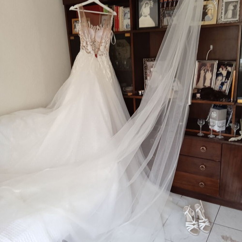 Wedding dress new, size S adjustable to XL, with veil and petticoat