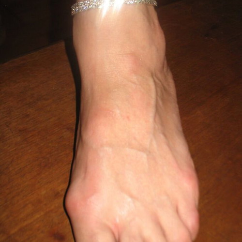 Elastic anklet with two rows of rhinestones and pearls