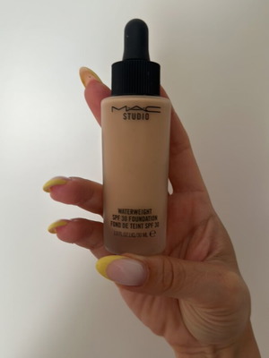 Mac Waterweight SPF 30 foundation NW18
