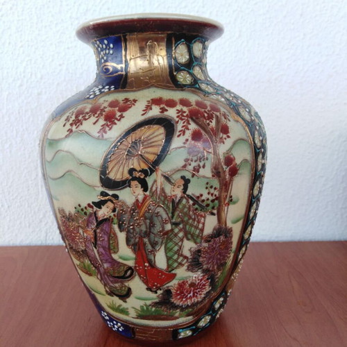Satsuma Vase like new with rich hand-painted decoration