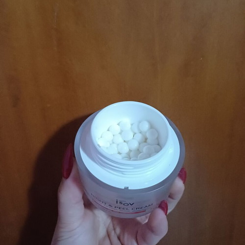 Night cream used with active ingredients for acne and wrinkles