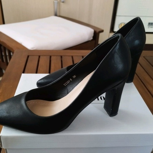 Black pumps new, size 36