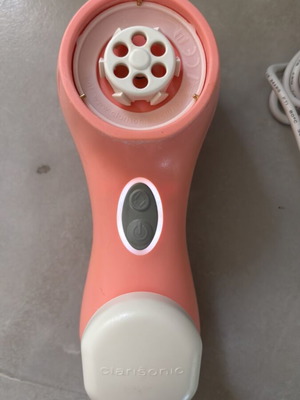 Clarisonic Mia 2 facial cleansing device with new brush head and case