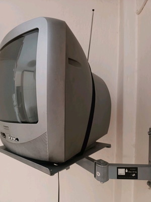 стара телевизия и стенен монтаж