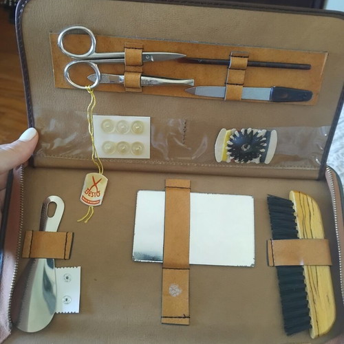 Besto grooming set case, excellent condition