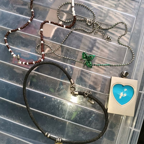 Necklace set used, pack