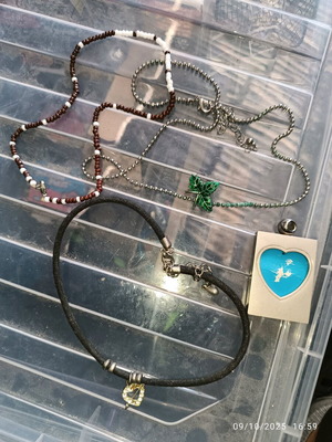 Necklace set used, pack