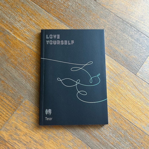 BTS Love Yourself Tear like new, version O with photocard and stand