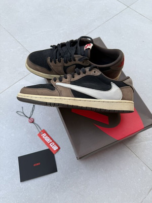 Jordan 1 Low Mocha sneakers like new, size 44, Travis Scott