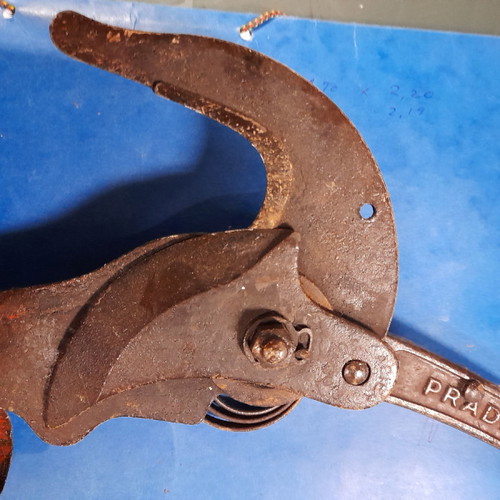 Antique branch cutting tool used, functional from 1936