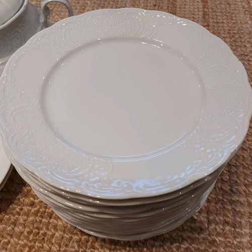Bavaria porcelain dish set like new, 14 round plates, 2 oval, tureen