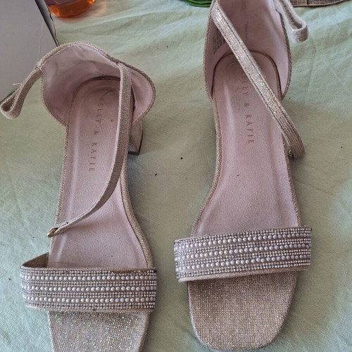 Kelly & Katie beige gold sandals size 37 like new