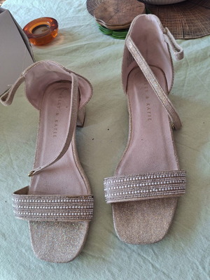 Kelly & Katie beige gold sandals size 37 like new
