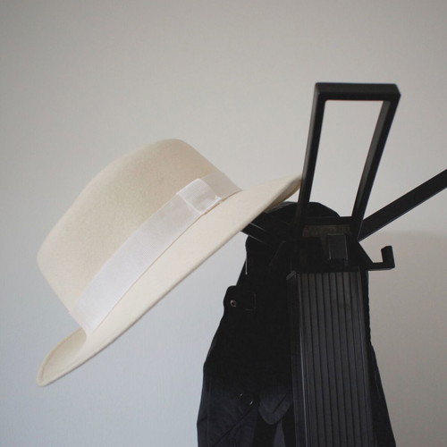 Women's wool hat ecru like new, size 54