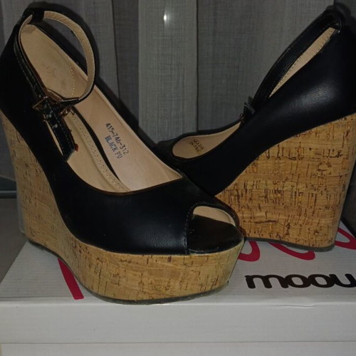 Voi Noi Peep Toe Shoes size 37 like new, black and beige platform