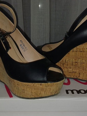 Voi Noi Peep Toe Shoes size 37 like new, black and beige platform