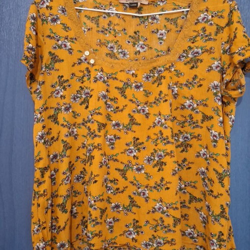 Attrattivo floral short sleeve top size large like new, multicolor