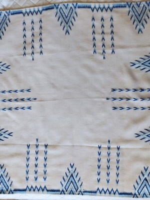 Ръчно бродирана покривка нова, размер 66-67 см