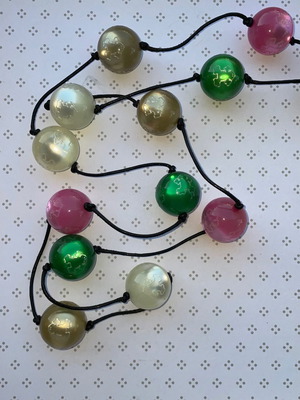 Faux bijoux necklace used with 12 colorful beads and frog design