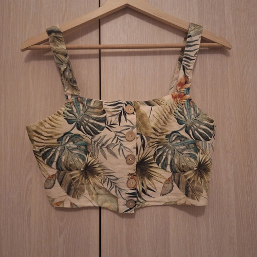 Stradivarius Tropical Print Crop Top like new, decorative buttons, size S